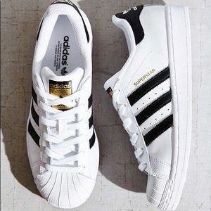 ✨ Women’s Adidas Superstar Sneakers US Size 5 ✨